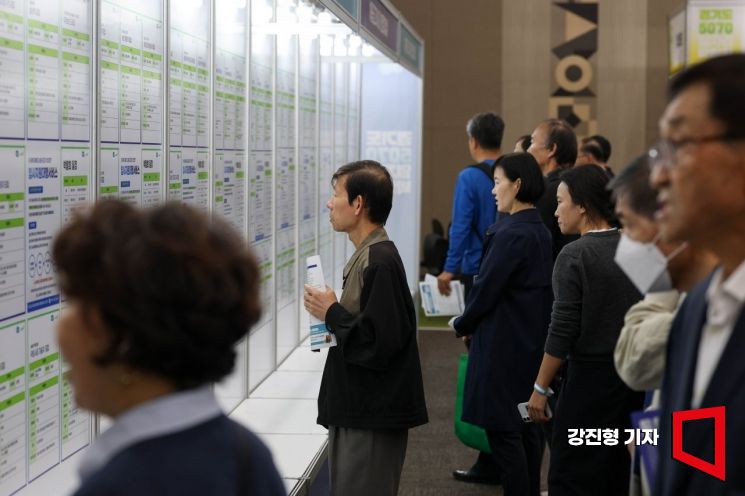 14일 경기 고양 킨텍스에서 열린 '경기도 5070 일자리 박람회'에 참가한 구직자들이 채용게시판을 보고 있다. 2025.10.14 강진형 기자