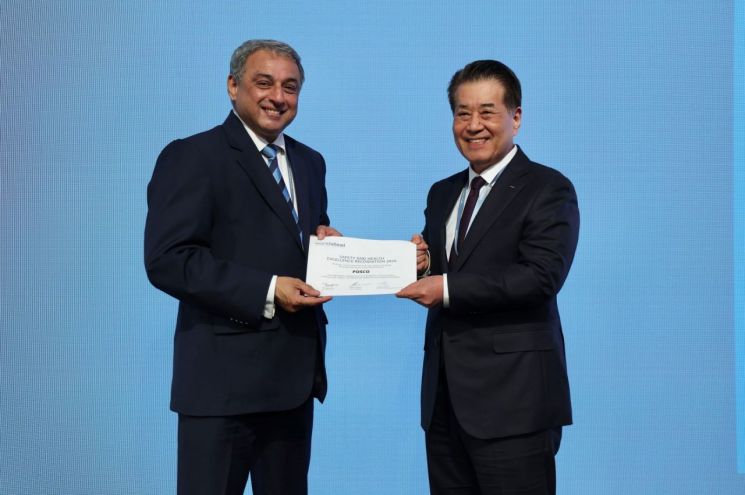 13일(현지시간) 미국 워싱턴DC에서 열린 세계철강협회 회의에에서 포스코가 세계철강협회 안전보건 우수사례 공모전 공정안전부문 최고상을 수상했다. 사진 오른쪽부터 장인화 포스코그룹 회장, 나렌드란(Narendran) 타타스틸 최고경영자(CEO).