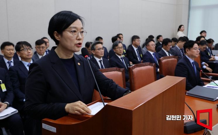 한성숙 중소벤처기업부 장관이 14일 국회에서 열린 산업통상자원중소벤처기업위원회의 중소벤처기업부 등에 대한 국정감사에서 업무보고를 하고 있다. 2025.10.14 김현민 기자