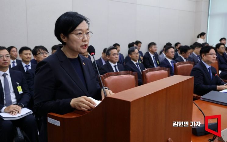 한성숙 중소벤처기업부 장관이 14일 국회에서 열린 산업통상자원중소벤처기업위원회의 중소벤처기업부 등에 대한 국정감사에서 업무보고를 하고 있다. 김현민 기자