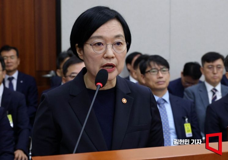 한성숙 중소벤처기업부 장관이 14일 국회에서 열린 산업통상자원중소벤처기업위원회의 중소벤처기업부 등에 대한 국정감사에서 업무보고를 하고 있다. 2025.10.14 김현민 기자