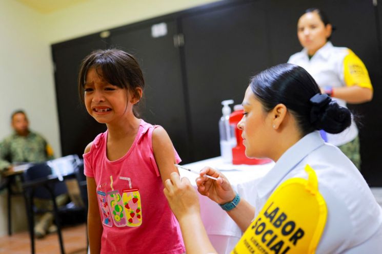 멕시코 시우다드 후아레스에서 홍역 백신을 맞고 있는 어린이. 로이터연합뉴스