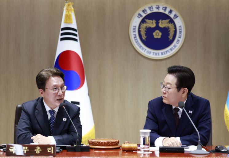 이재명 대통령이 14일 서울 용산 대통령실 청사에서 열린 국무회의에서 김민석 국무총리의 발언을 경청하고 있다. 연합뉴스