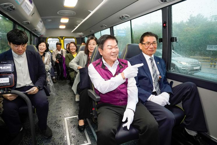 시범운행 중인 동대문구 자율주행버스. 앞줄 가운데가 이필형 동대문구청. 동대문구 제공.