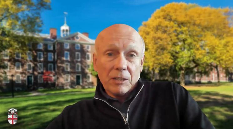 2025년 노벨경제학상을 공동 수상한 피터 하윗 미국 브라운대 교수가 13일(현지시간) 온라인 기자 간담회를 갖고 있다.