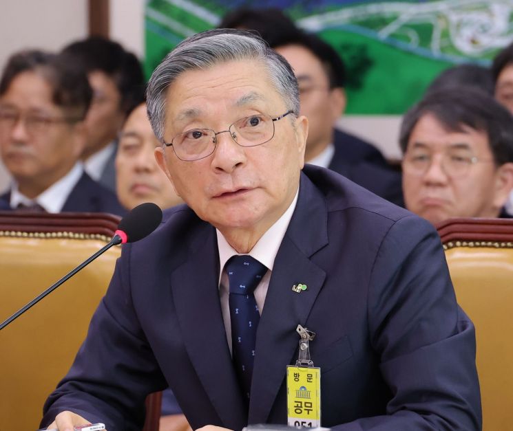 이한준 한국토지주택공사(LH) 사장이 지난 14일 국토교통위원회 국정감사에서 의원 질의에 답변하고 있다. 이 사장은 지난 8월 사의를 밝혔지만 수리되지 않았고, 결국 국감에 출석해 야당 의원들의 집중포화를 받아냈다. 그는 31일 이임사에서 "무거웠던 여정을 마무리 지으며, 새로운 분야에서 도움이 필요한 분을 섬기고 국가발전을 위해 저의 역할을 하고자 한다"고 했다. 연합뉴스