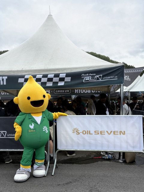 엔진오일 브랜드 'S-OIL 7'의 마스코트 ‘구도일 세븐’이 피치스 런 유니버스에서 관중들과 소통하고 있다.