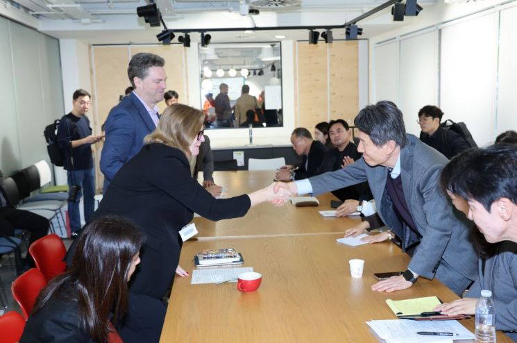 포항시가 13일 영국 런던 UCL을 방문해  재키 글라스 더 바틀렛 단과대학장, 마크 매슬린 교수, 프리티 퍼리크 교수, 케이코 츠네기와 교수 등과 면담을 진행하고 있다. (대화 후 악수를 나누는 재키 글라스 더 바틀렛 단과대학장과 이강덕 시장) 포항시 제공