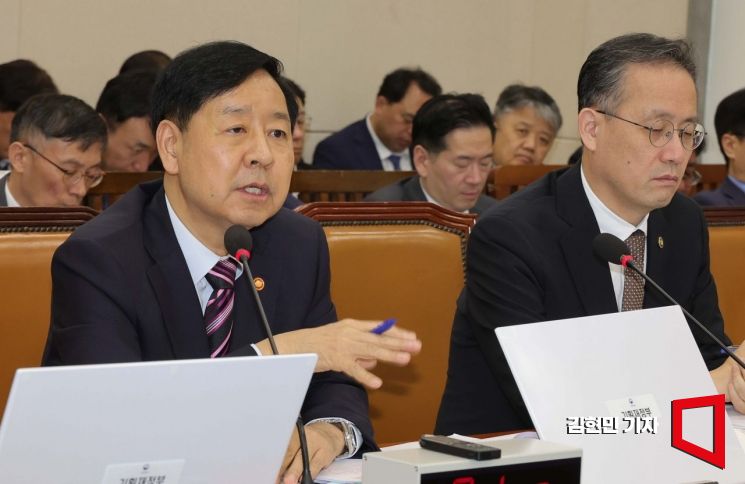 구윤철 경제부총리 겸 기획재정부 장관이 14일 국회에서 열린 기획재정위원회 국정감사에서 의원들의 질의에 답변하고 있다. 2025.10.14 김현민 기자