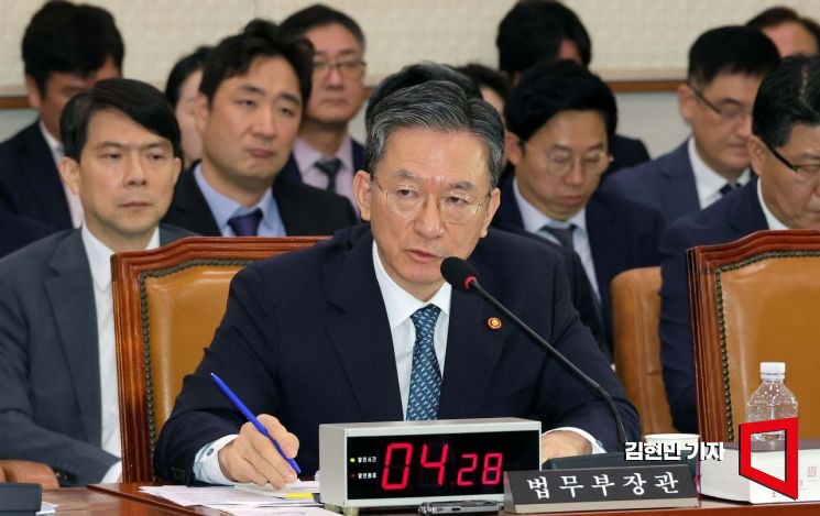 정성호 법무부 장관이 14일 국회에서 열린 법무부 등에 대한 법제사법위원회 국정감사에서 의원 질의에 답하고 있다.