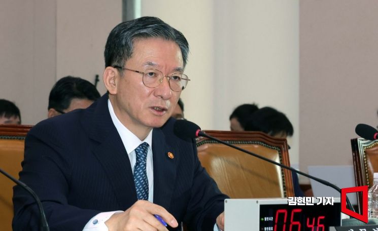 정성호 법무부 장관이 14일 국회에서 열린 법무부 등에 대한 법제사법위원회 국정감사에서 의원 질의에 답하고 있다. 2025.10.14 김현민 기자
