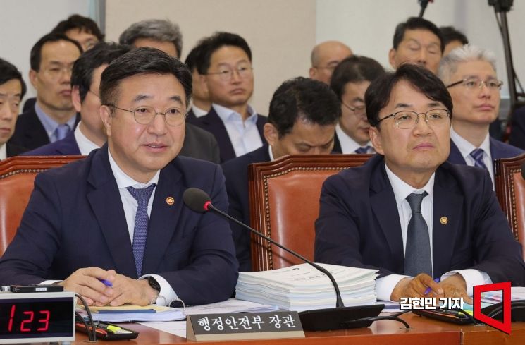 윤호중 행정안전부 장관이 14일 서울 여의도 국회에서 열린 행정안전위원회의 행정안전부 등 국정감사에서 의원 질의에 답변하고 있다. 2025.10.14 김현민 기자