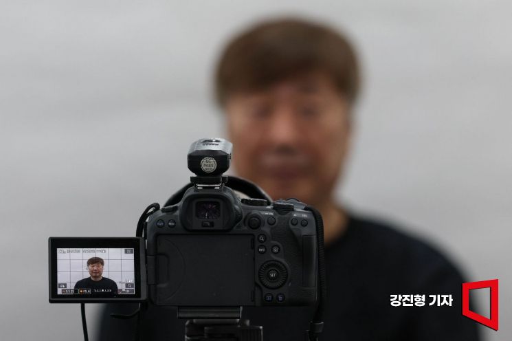 경기 고양 킨텍스에서 열린 '경기도 5070 일자리 박람회'에 참가한 구직자가 이력서 사진을 촬영 하고 있다. 2025.10.14 강진형 기자