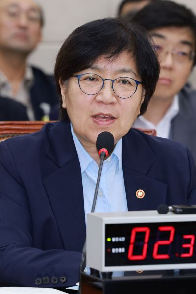 On the 14th, at the Health and Welfare Committee's national audit held at the National Assembly in Yeouido, Yeongdeungpo-gu, Seoul, Jeong Eun-kyung, Minister of Health and Welfare, is responding to lawmakers' questions. Photo by Yonhap News Agency