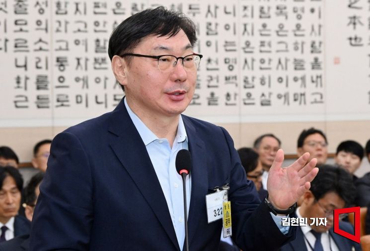 이화영 전 경기도 평화부지사가 14일 국회에서 열린 법무부 등에 대한 법제사법위원회 국정감사에서 의원 질의에 답하고 있다.