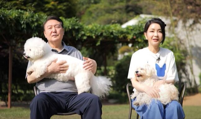Former President Yoon Sukyeol and First Lady Kim Keonhee holding their pet dog. Screenshot from SBS 'TV Animal Farm'