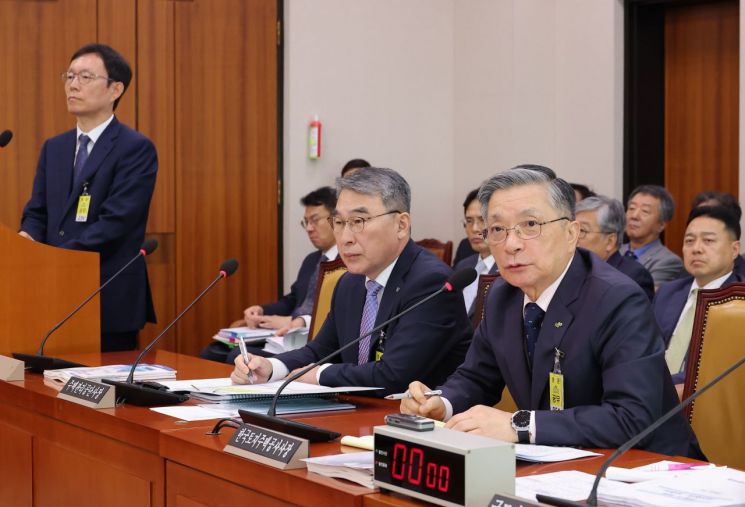 이한준 한국토지주택공사 사장이 14일 서울 여의도 국회에서 열린 국토교통위원회 국정감사에서 의원 질의에 답변하고 있다. 연합뉴스