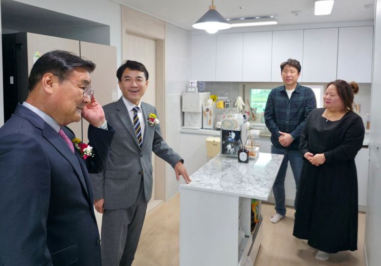 김진태 강원특별자치도지사는 14일 영월 덕포지구에서 열린 '제1호 강원형 공공주택' 준공식에 참석해 내부를 살펴보며 대화를 나누고 있다. 강원특별자치도 제공