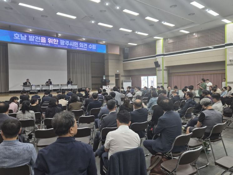14일 광주 광산구청 윤상원홀에서 열린 ‘호남 발전을 위한 광주시민 의견 청취’ 행사에서 한 시민이 발언을 하고 있다. 송보현 기자