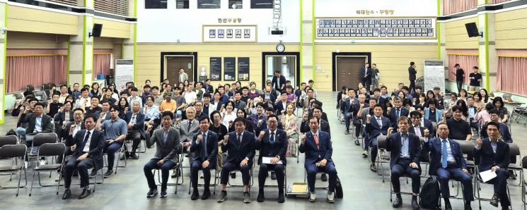 더불어민주당 호남발전특별위원회가 14일 광주 광산구청 윤상원홀에서 ‘호남 발전을 위한 광주시민 의견 청취’ 행사를 열고 기념촬영을 하고 있다. 송보현 기자