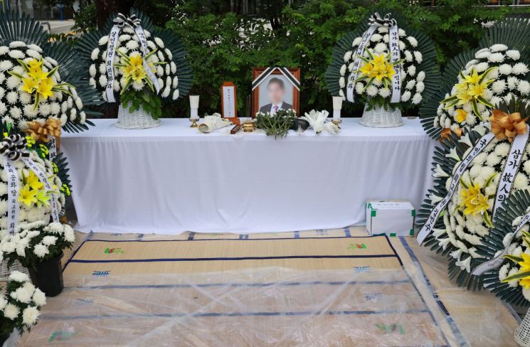 민중기 특별검사팀 사무실이 있는 서울 광화문 KT웨스트빌딩 앞 인도에 '양평 공흥지구 특혜 의혹'과 관련해 수사받다 숨진 채 발견된 양평군 공무원 A씨의 분향소가 마련돼 있다. 연합뉴스