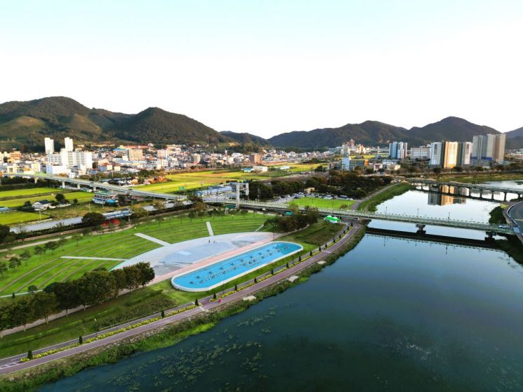 Jangseong Hwangryonggang Blends Flowers and Gardens, Emerges as a New "Hot Place"