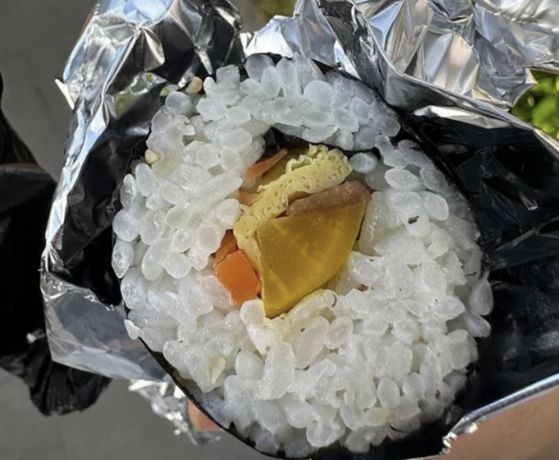제주 탐라문화제에서 한 줄당 4000원에서 판매된 것으로 알려진 김밥. 온라인 커뮤니티