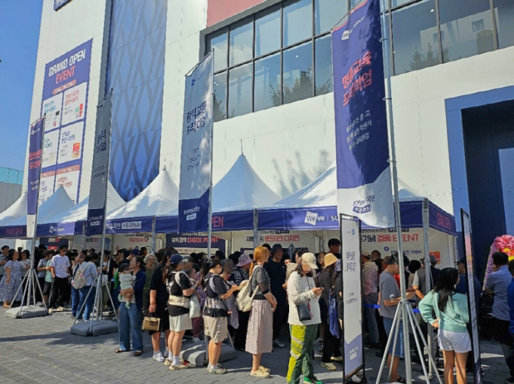 두산건설 두산위브&수자인 부평 더퍼스트 견본주택 외부 대기 줄 모습