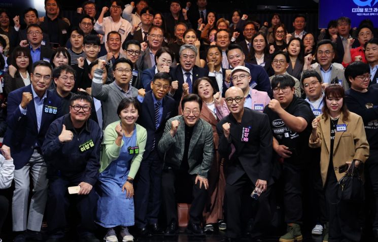 이재명 대통령이 14일 서울 동대문구 콘텐츠문화광장에서 디지털토크라이브 '국민의 목소리, 정책이 되다' 간담회 종료 후 참석자들과 기념촬영을 하고 있다. 연합뉴스