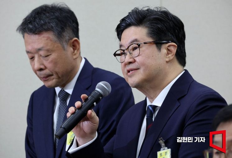 김병주 MBK파트너스 회장(오른쪽)이 14일 국회에서 열린 공정거래위원회, 개인정보보호위원회 등에 대한 정무위원회 국정감사에서 의원 질의에 답변하고 있다. 왼쪽은 김광일 홈플러스 대표이사. 김현민 기자