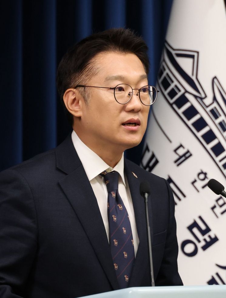 김남준 대변인이 14일 용산 대통령실에서 현안 관련 브리핑을 하고 있다. 연합뉴스