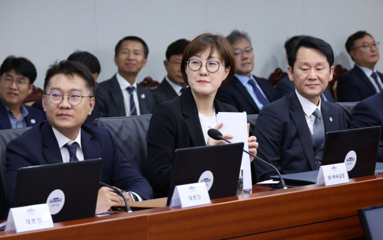 김현지 제1부속실장이 13일 용산 대통령실에서 열린 수석보좌관회의에서 이재명 대통령의 발언을 듣고 있다. 연합뉴스