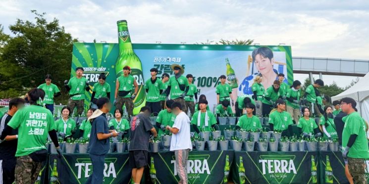 하이볼에 밀린 쏘맥…하이트진로, 맥주 성수기 '쓴맛'