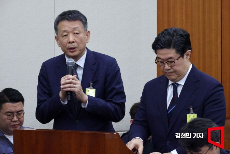 김광일 홈플러스 대표이사(왼쪽)가 지난 10월 14일 국회에서 열린 공정거래위원회, 개인정보보호위원회 등에 대한 정무위원회 국정감사에서 의원 질의에 답변하고 있다. 왼쪽 두 번째는 김병주 MBK파트너스 회장.