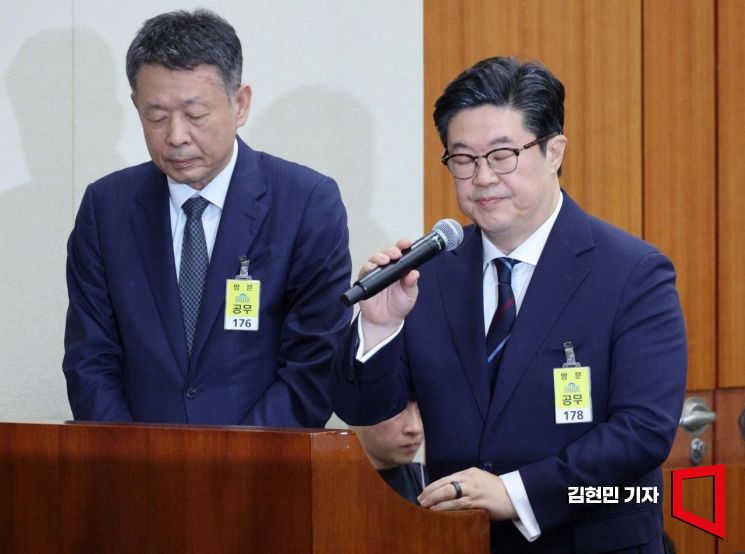 김병주 MBK파트너스 회장이 14일 국회에서 열린 공정거래위원회, 개인정보보호위원회 등에 대한 정무위원회 국정감사에서 의원 질의에 답변하고 있다. 왼쪽은 김광일 홈플러스 대표이사. 김현민 기자