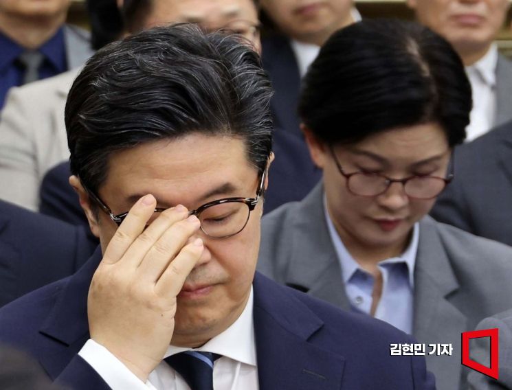 김병주 MBK파트너스 회장이 14일 국회에서 열린 공정거래위원회, 개인정보보호위원회 등에 대한 정무위원회 국정감사에 증인으로 출석하고 있다. 2025.10.14 김현민 기자