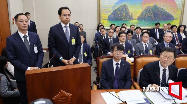 김명규 쿠팡이츠 대표(왼쪽)과 김범석 우아한형제들 대표가 14일 국회에서 열린 공정거래위원회, 개인정보보호위원회 등에 대한 정무위원회 국정감사에서 의원 질의를 듣고 있다. 김현민 기자