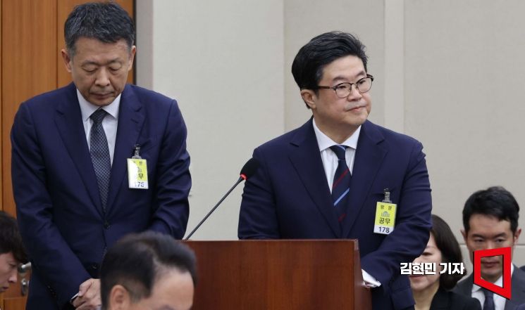 김병주 MBK파트너스 회장이 14일 국회에서 열린 공정거래위원회, 개인정보보호위원회 등에 대한 정무위원회 국정감사에서 의원 질의에 답변하고 있다. 왼쪽은 김광일 홈플러스 대표이사. 2025.10.14 김현민 기자