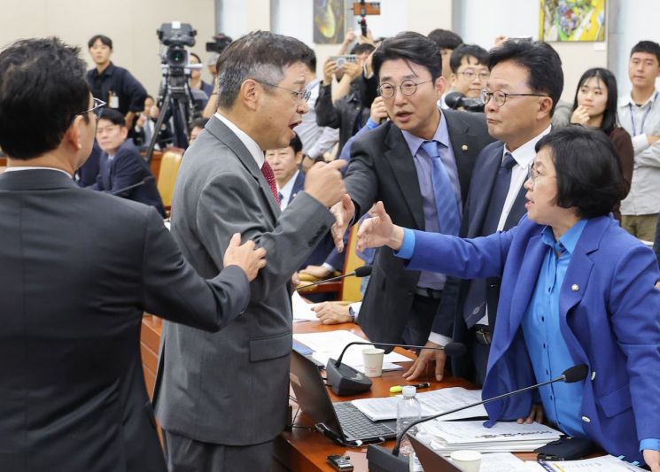 국회 과학기술정보방송통신위원회가 14일 진행한 2025년도 국정감사에서 김우영 더불어민주당 의원의 질의 중 박정훈 국민의힘 의원에게 받은 문자메시지를 공개한 후 여야 의원들이 설전을 벌이고 있다. 연합뉴스