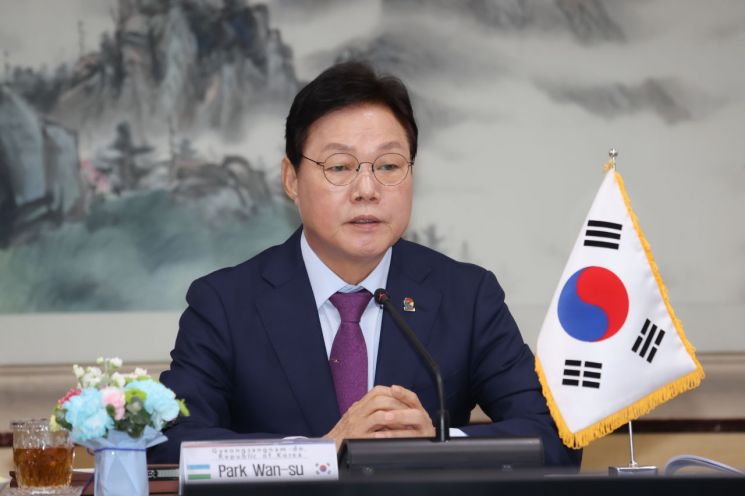 박완수 경남도지사가 우즈베키스탄과의 농업 분야 외국인 계절근로자 도입을 위한 업무협약(MOU) 자리에서 발언하고 있다. 경남도 제공