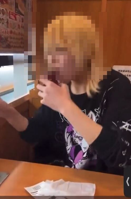 2023년 당시 일본의 한 회전 초밥 체인점에서 공용 간장병을 입에 대고 먹는 등 비위생적인 행동을 한 요시노 료가 용의자(21)가 일행과 소셜미디어 플랫폼에 올린 영상. 트위터 캡처