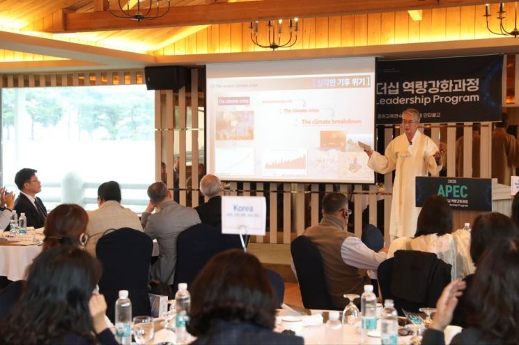 박종훈 경남교육감이 2025 APEC 스쿨리더십 역량강화과정에서 기조강연을 하고 있다. 경남교육청 제공
