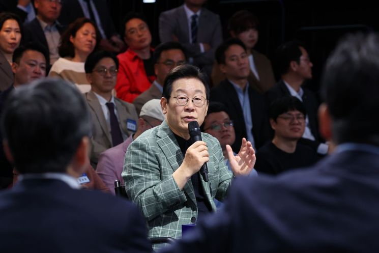 이재명 대통령이 14일 서울 동대문구 콘텐츠문화광장에서 디지털토크라이브 '국민의 목소리, 정책이 되다' 간담회를 하고 있다. 연합뉴스