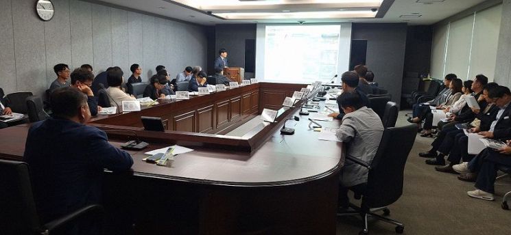 김경일 파주시장이 지난 13일 시청 영상회의실에서 '임진강 국가정원 타당성 검토 및 기본구상 용역' 중간보고회를 개최하고 있다. 파주시 제공