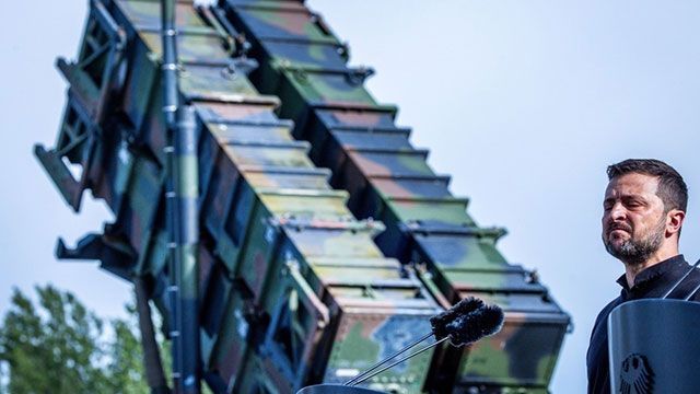 패트리엇 방공시스템(왼쪽)과 볼로디미르 젤렌스키 우크라이나 대통령. EPA 연합뉴스