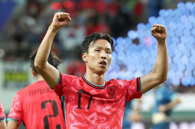 한국 축구 대표팀 엄지성이 14일 서울 마포구 서울월드컵경기장에서 열린 파라과이과의 평가전에서 전반 15분 선제골을 넣은 뒤 양 팔을 들어올리며 관중들의 환호에 답하고 있다.  [사진 제공= 연합뉴스]