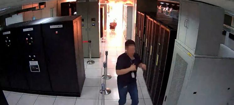 지난달 26일 국정자원 전산실 화재 당시 CCTV 영상 연합뉴스