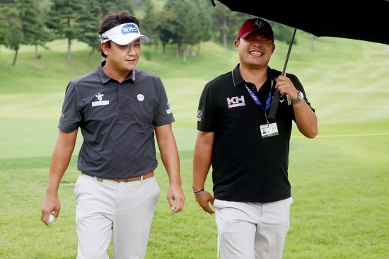 이승택(오른쪽)이 더채리티클래식 1라운드에서 박상현과 동반 플레이를 펼친다. KPGA 제공