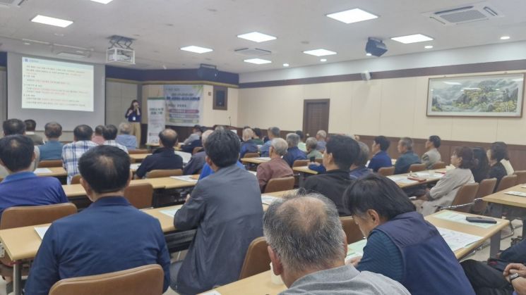 광주시가 '2025년 저탄소 농업프로그램' 시범사업 참여 농업인의 이해도 제고와 원활한 이행을 위해 지난 9월 30일 도척농협 교육장에서 한국농어촌공사 주관 교육을 실시하고 있다. 경기 광주시 제공