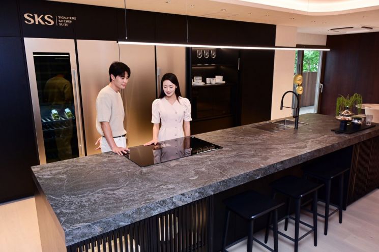 Customers visiting SKS Seoul are seen browsing SKS induction cooktops. LG Electronics.